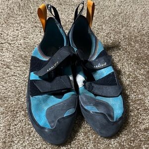 Tenaya men’s Blue and Black Climbing Shoes